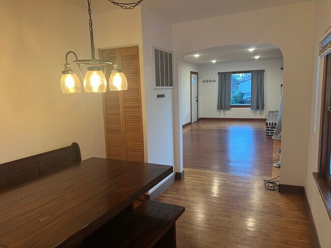 Photo - 929 E 57th St