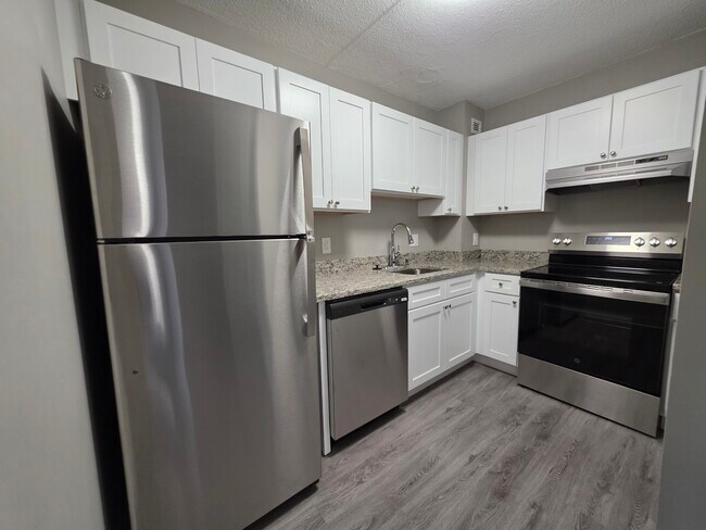 Building Photo - 15 S Point Dr Unit 207