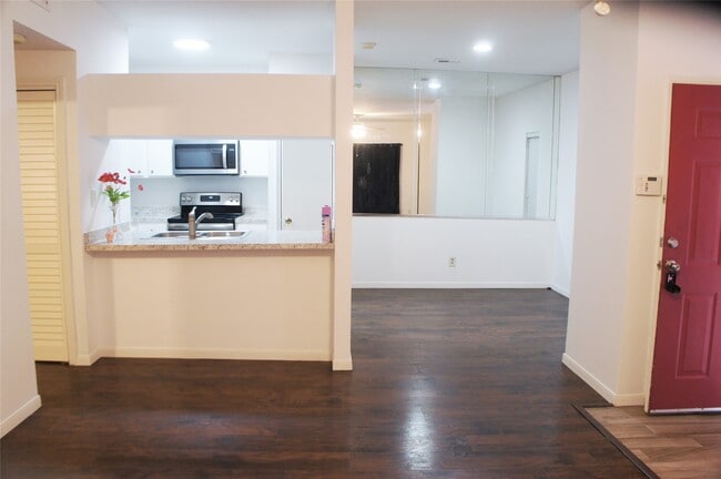 Building Photo - 2023 Gentryside Dr Unit 109