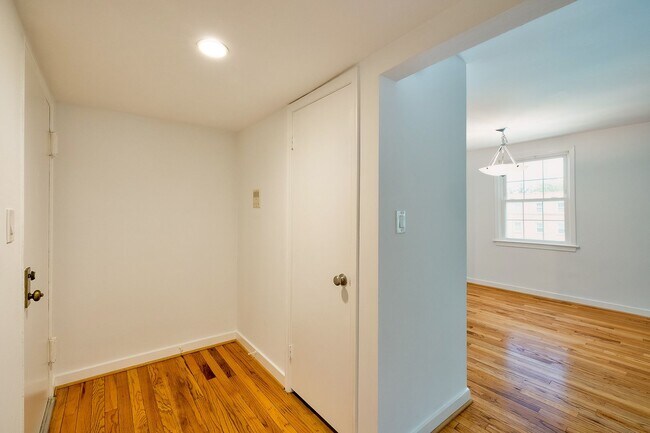 Photo - Comfort, Convenience & Charm in a Hidden G... Unidad 202