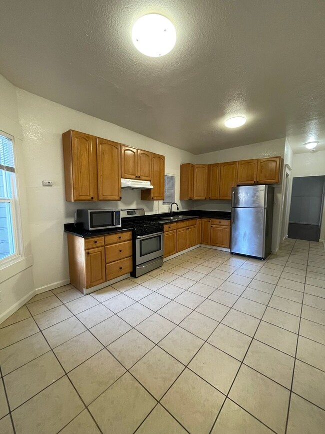 Photo - Large Lower Unit - 627 W Grand Ave Unidad 627