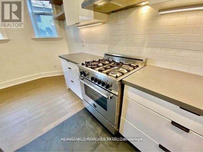 Photo - 795 College St