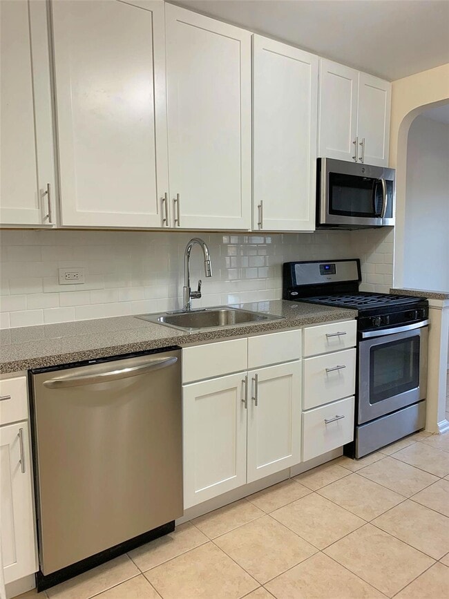 Photo - 21-06 Steinway St Apartment Unit Floor 2