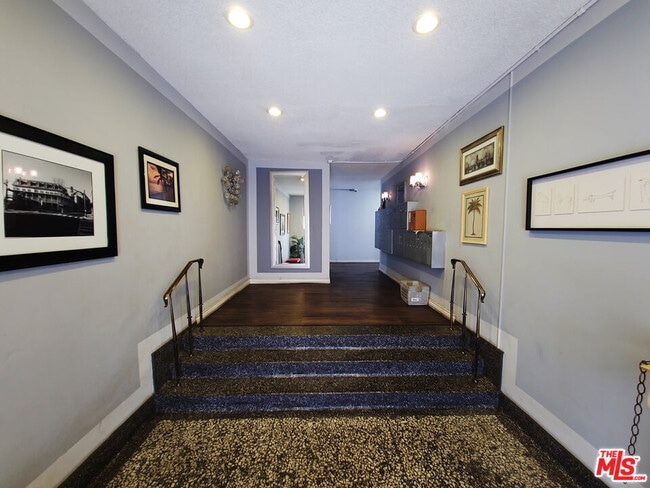 Building Photo - 425 S Kenmore Ave Unit 313