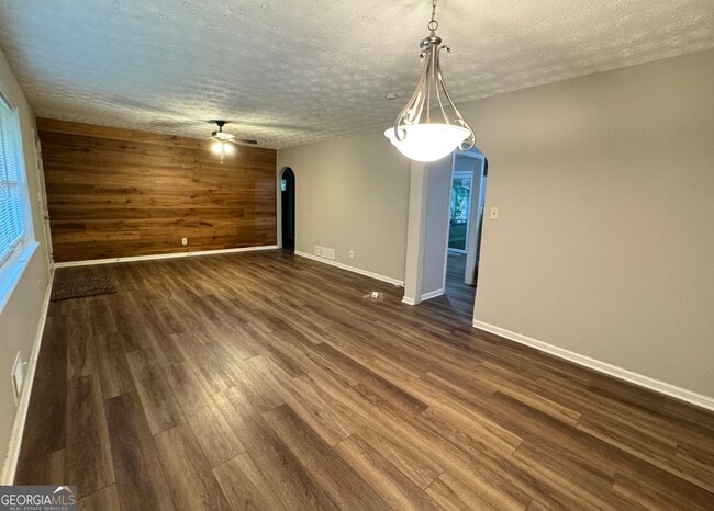Photo - 452 Windsor Dr SW