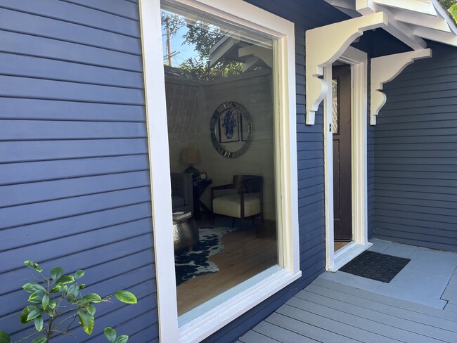 Building Photo - 7022 De Longpre Ave