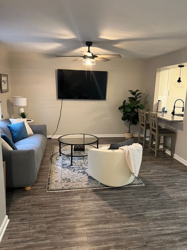 Building Photo - FULLY FURNISHED - Just steps to the beach! PERFECT FOR TRAVELING PROFESSIONALS!