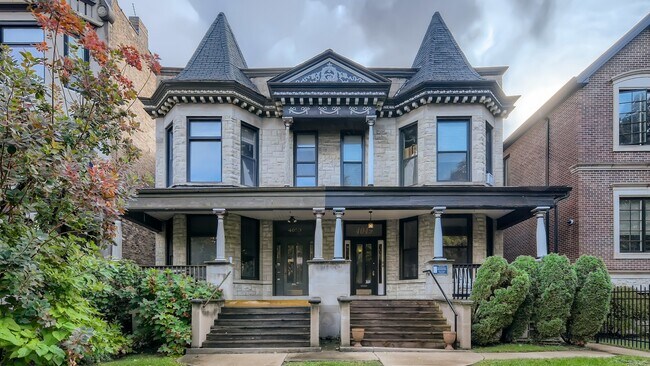 Building Photo - 4053 N Greenview Ave Unit 2