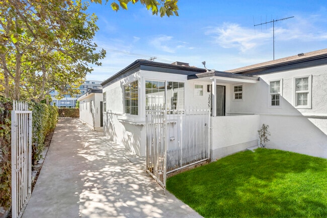 Photo - 3043 S Bronson Ave