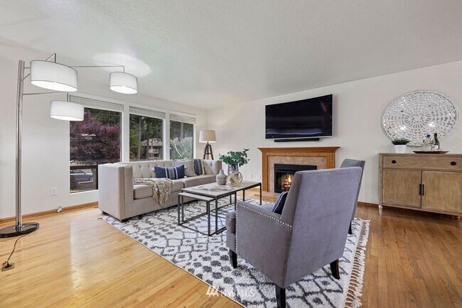 Photo - Oversized 4 Bedroom 3 Bathroom Home- Picni...