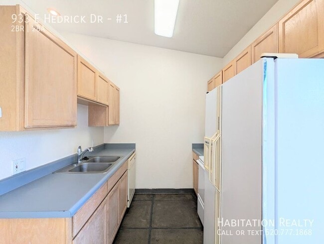 Photo - 933 E Hedrick Dr