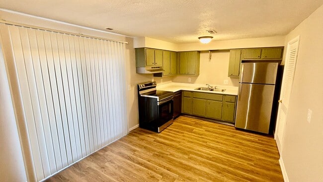 Building Photo - 2 bed 1 1/2 bath condo