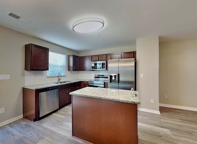 Photo - 2401 Everton Cir SE