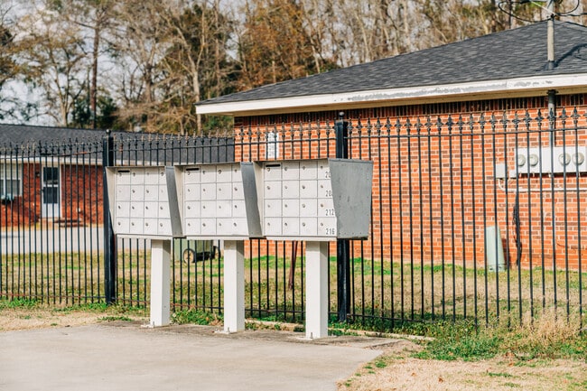 Photo - 1202 Douglas MacArthur St Unit Sampson Place Apartments