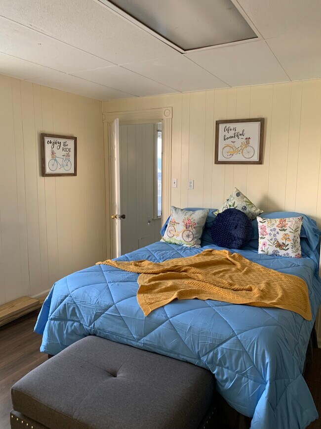 Queen bed - 409 Locust St Unit 2