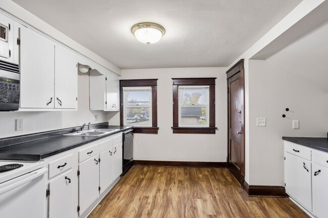 Building Photo - 420 Appleton St Unit Upper - A