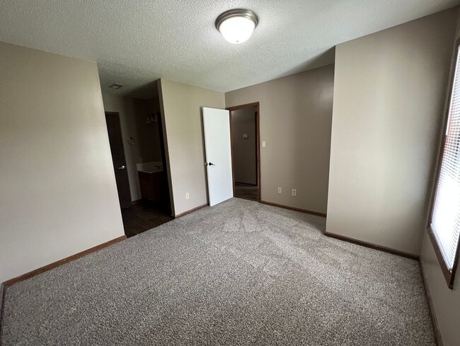 Photo - 725 Pinewood Dr