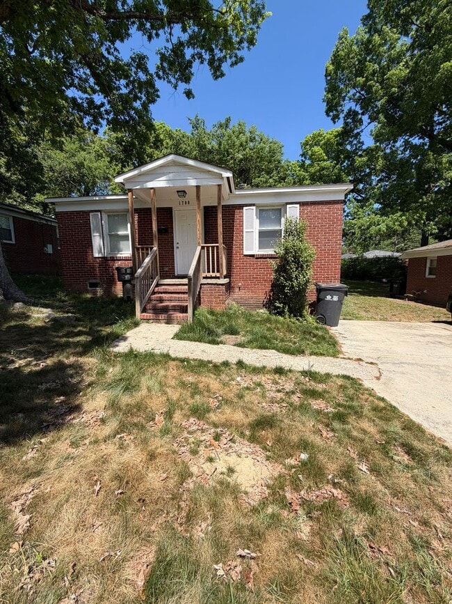 Building Photo - Recently Renovated 2 Bedroom 1 Bath Home AVAILABLE NOW . ($500 OFF Full Months Rent Must M/I By 4...