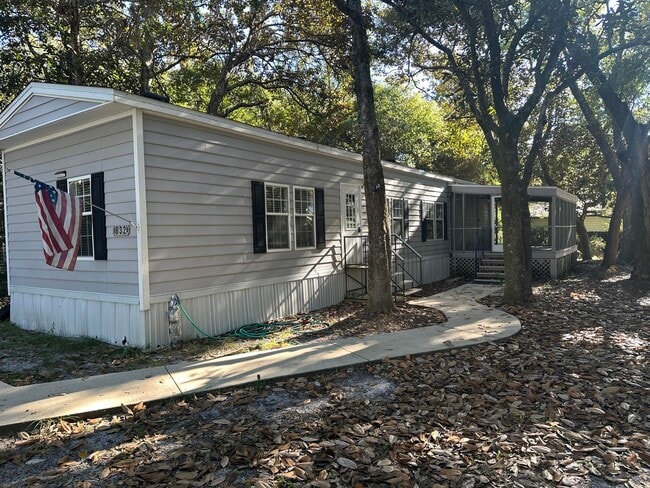 Photo - 832 Cross St