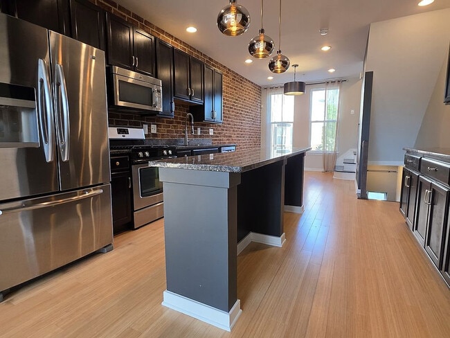 Photo - 1409 Trafalgar Ln