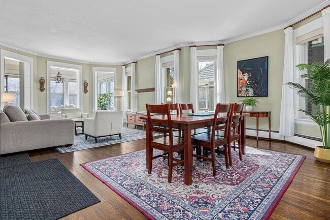 Photo - Stunning 3 bedroom main floor unit in prime Saint Paul location.