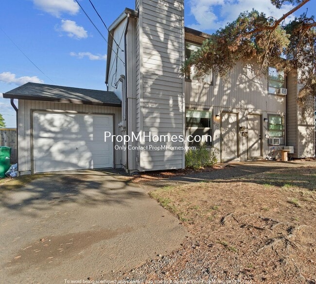 Building Photo - Cozy Two Bedroom in Montavilla - Large Fen...