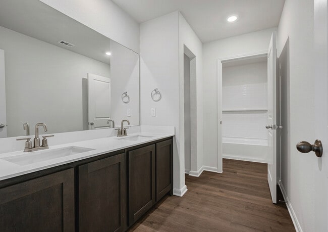 Photo - 940 Cawthorne Trl