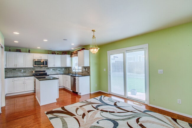 Photo - Impeccable 5 Bedroom Home with Mountain Views