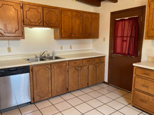 Kitchen - 3105 Valverde Dr NE