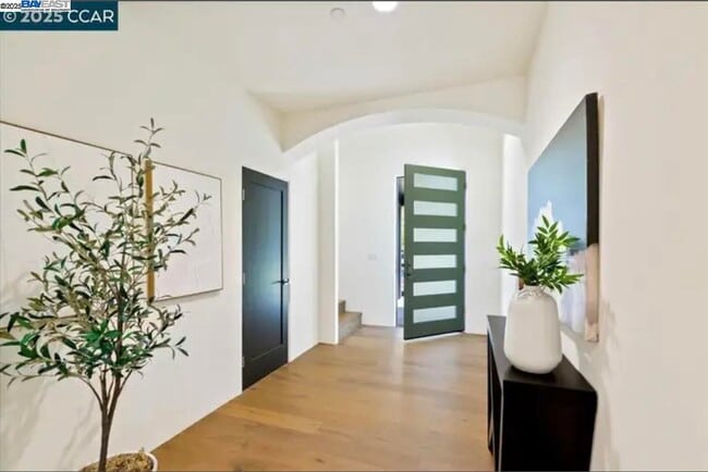 Photo - 132 Quinterra Ln