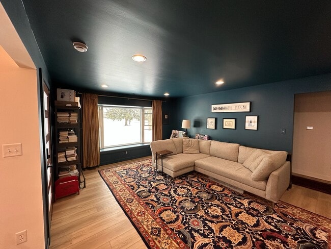 Photo - 302 N Bluff Rd