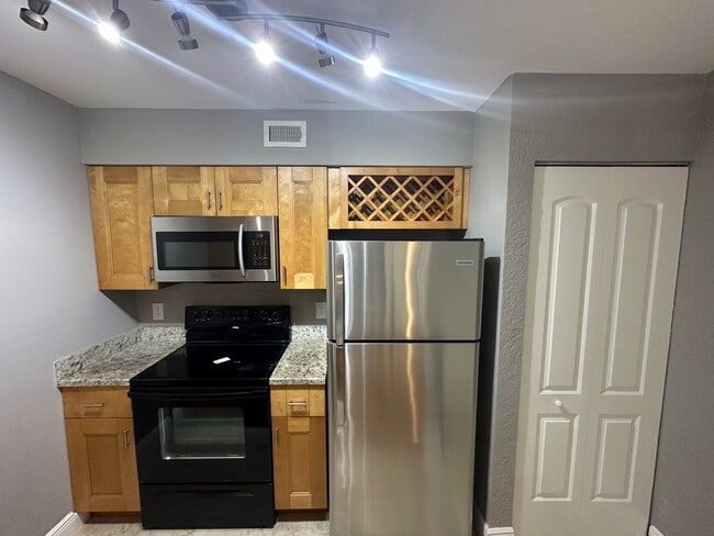 Building Photo - 2820 N Oakland Forest Dr Unit 102