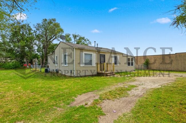 Photo - 6021 W Newell St
