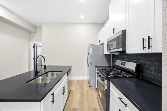 Photo - 6101 Shotwell St