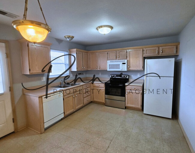 Photo - 209 NW Woodbury Dr