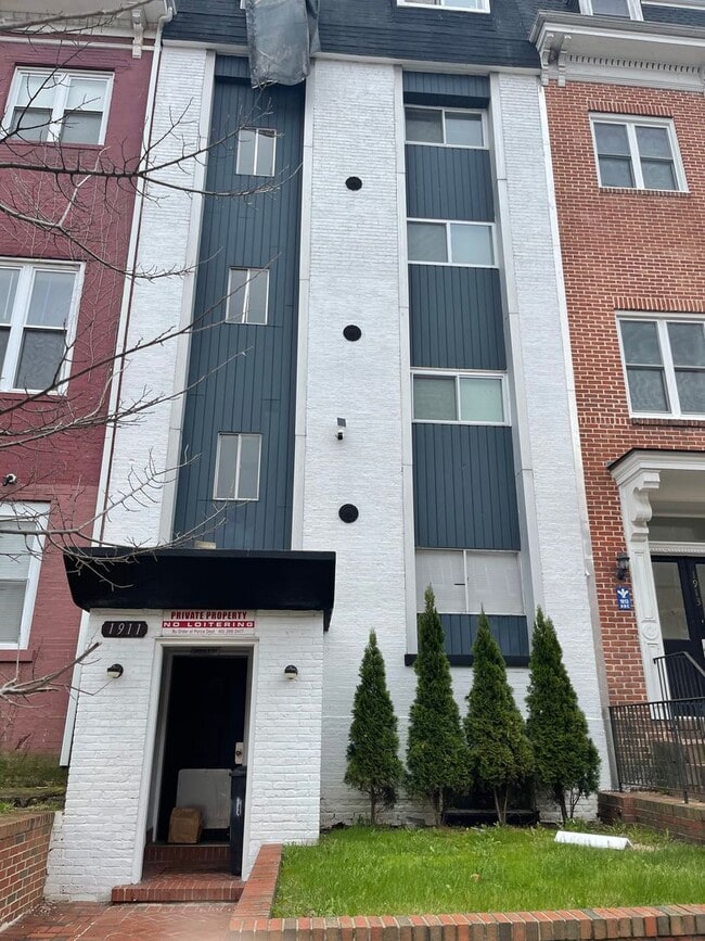 Photo - 1911 W Baltimore St Unit 1911 W Baltimore St - Apartments