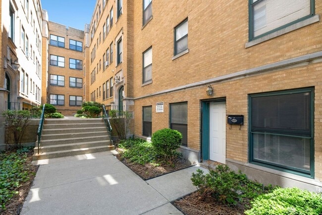 Building Photo - Two Bedroom in South Shore