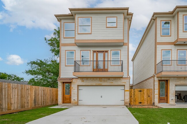Photo - 2206 Hoskins Dr