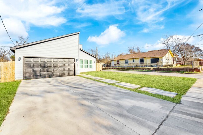 Photo - 4621 Collins Ave