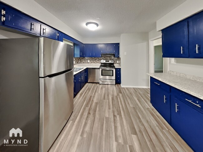 Photo - 547 Whitethorn Dr