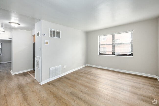 2BR, 1BA - 565SF - Living Room