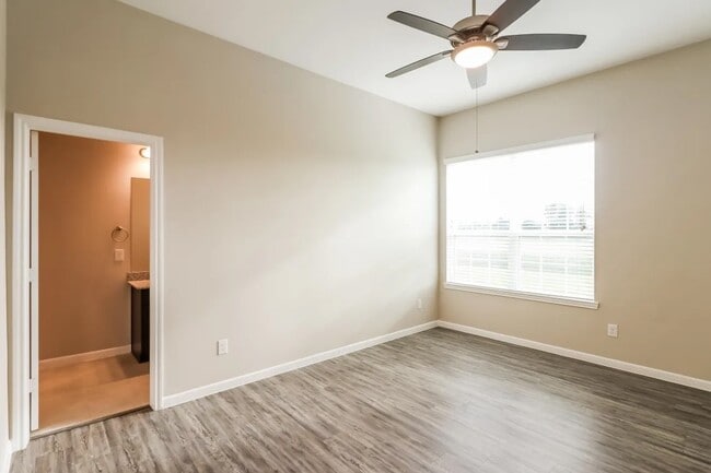 Photo - 1538 Lakeland Cir