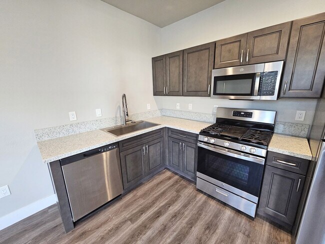 Building Photo - **Nearly New 1-Bedroom Midtown Apartment f... Unit 102