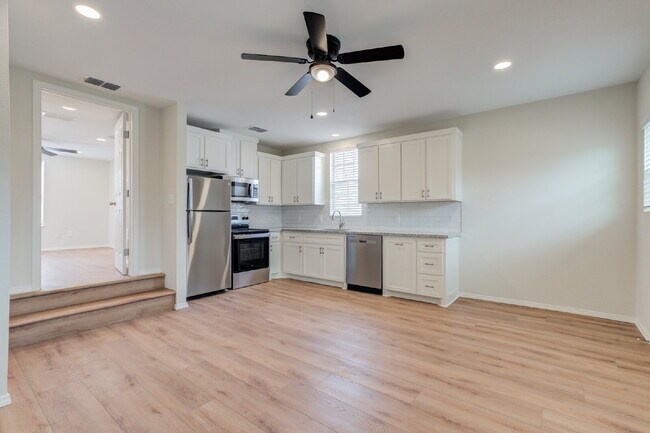 Photo - Charming & Private Fully Remodeled Studio Backhouse! Unidad Rear