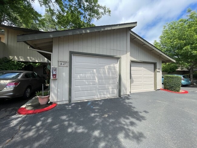 Photo - Beautiful 3 bedroom townhouse in Stonegate available for August move in!