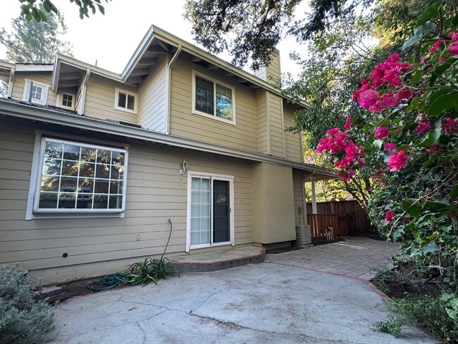 Photo - 686 Willowgate St