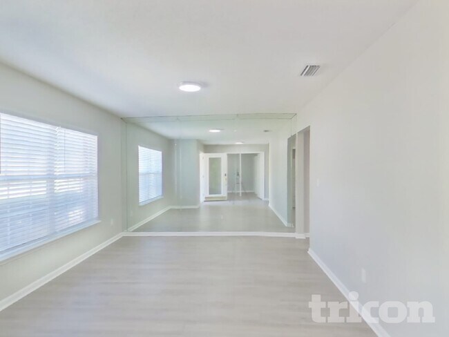 Photo - 6676 Southern Oaks Dr