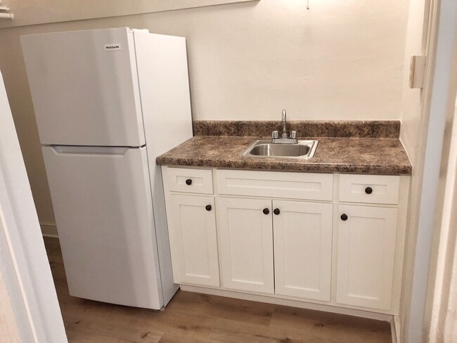 Efficiency/Bachelor - Edgemont & Banbury Manor Apartments