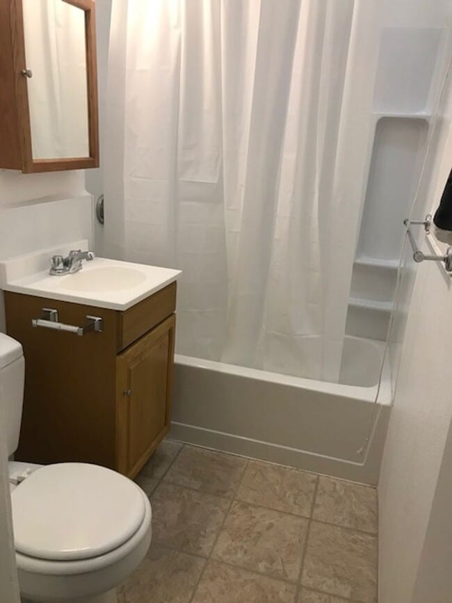 Photo - 2bed split unit in Allston is available in 9/1 No broker fee!