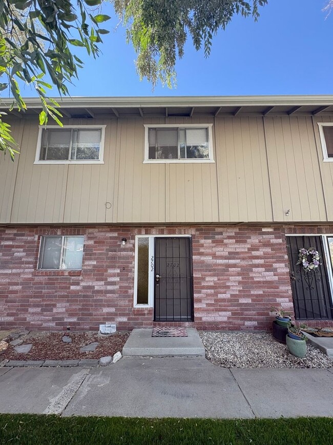 Building Photo - Lovely Duplex